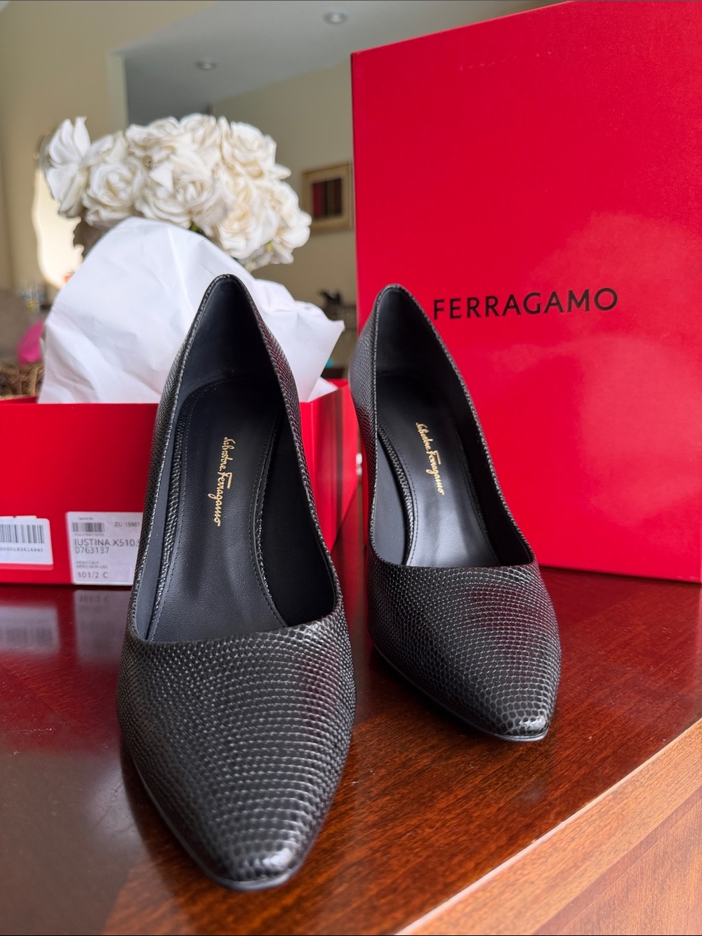 Salvatore Ferragamo Black leather Textured Pointed-Toe Pumps NWT size 40.5